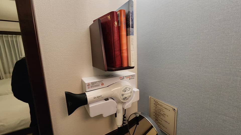 رف كتب فندق Toyoko Inn