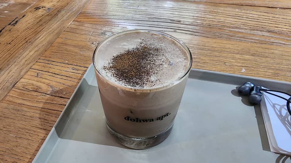 Hojicha Latte serviert im Dohwa Apartment