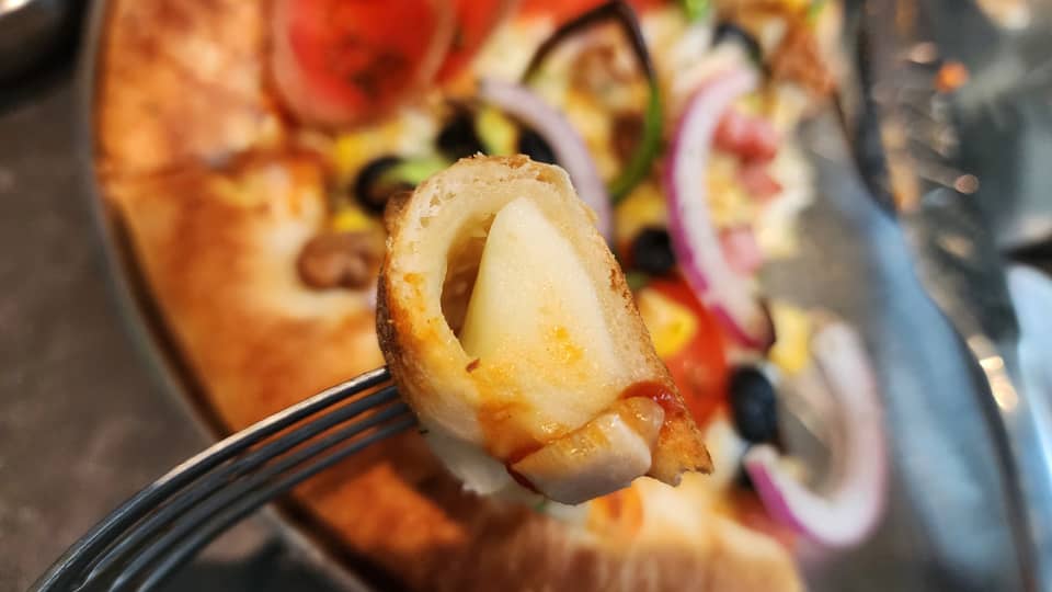 Schnitt durch eine gefüllte Käsekruste