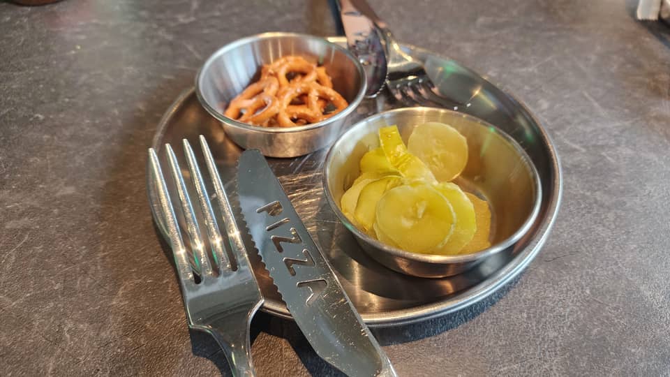 Cornichons et mini-bretzels