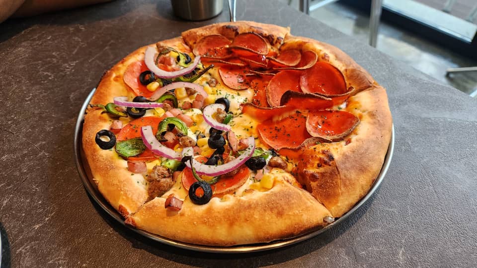 Gros plan sur la pizza moitié-moitié