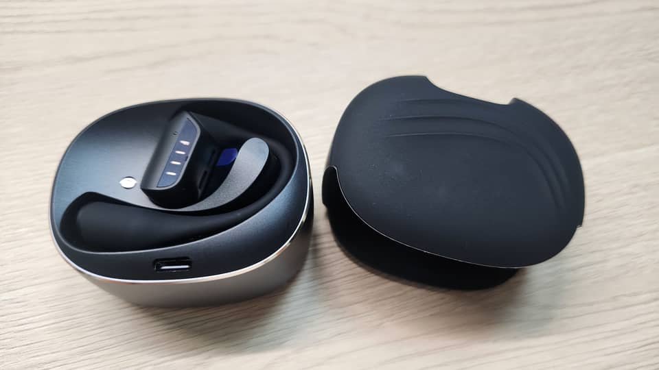 Estuche real de los auriculares FIIL GS abierto