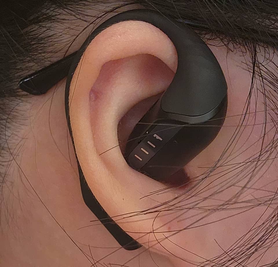 Auriculares FIIL GS usados con gafas